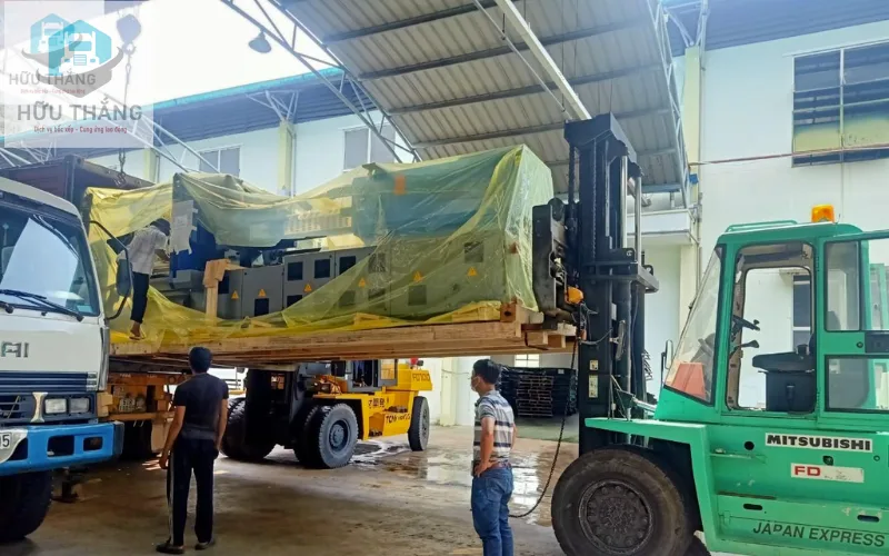 Cần xe container chuyên dụng để di dời máy móc, thiết bị tại xưởng