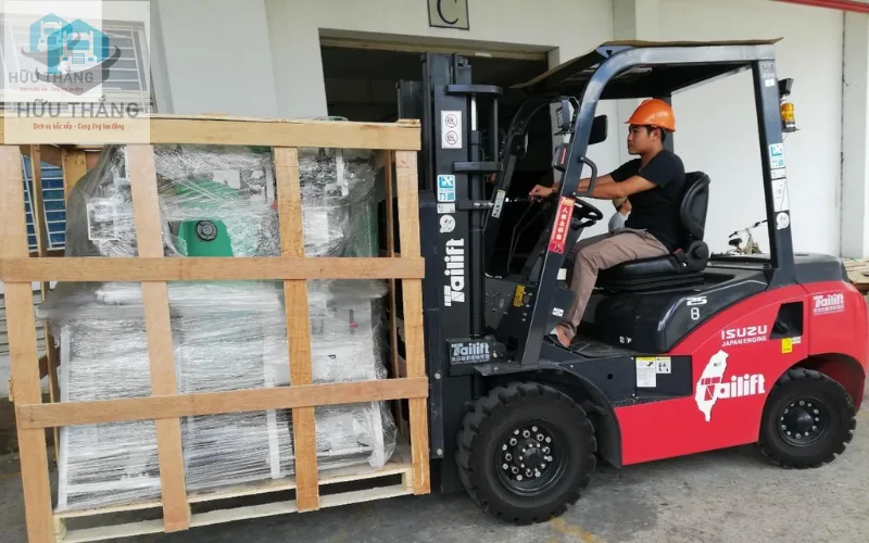 Đội ngũ nhân viên được trang bị đồ bảo hộ và biết cách sử dụng thiết bị chuyên dụng